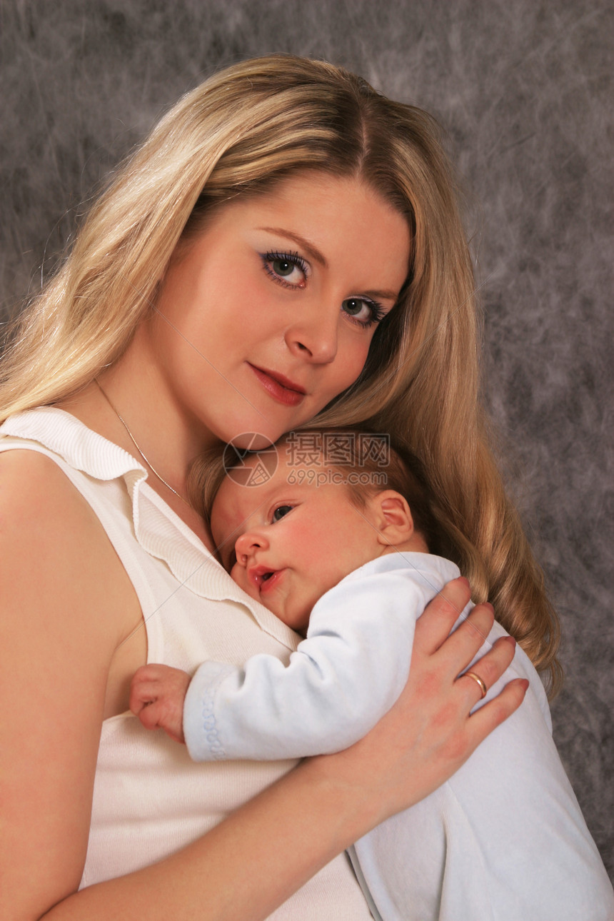 母亲和宝宝父母拥抱牛奶母性家庭婴儿孩子后代女性护士图片
