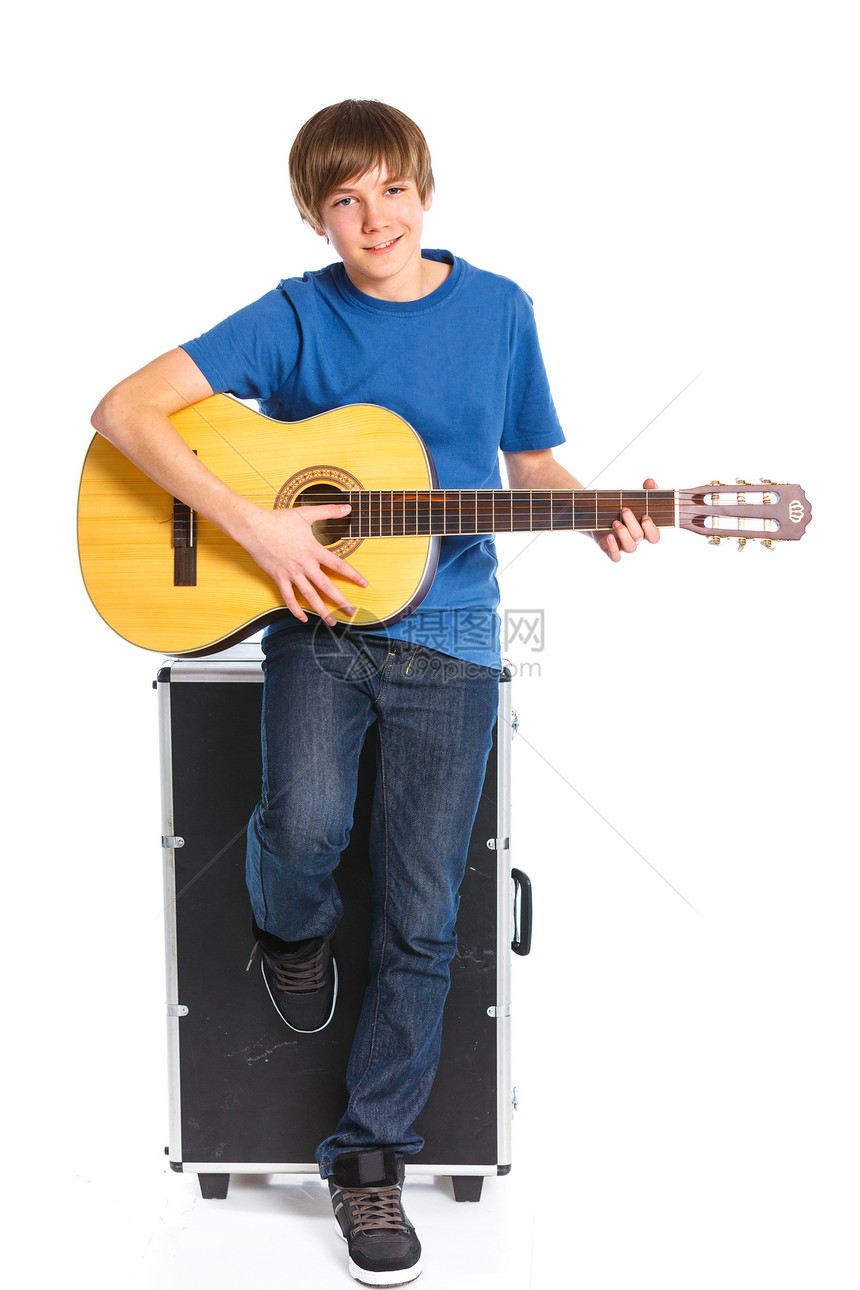 具有经典西班牙语吉他男孩艺术蓝色孩子音乐家学习青少年乐趣细绳闲暇年轻人图片