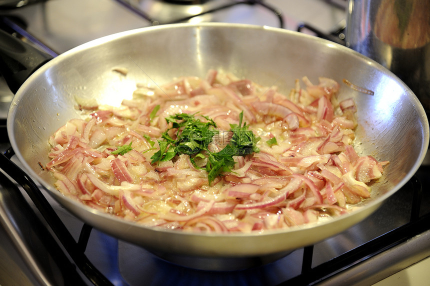 洋葱煎锅铁板平底锅食物烹饪油炸高视角蔬菜高角度图片