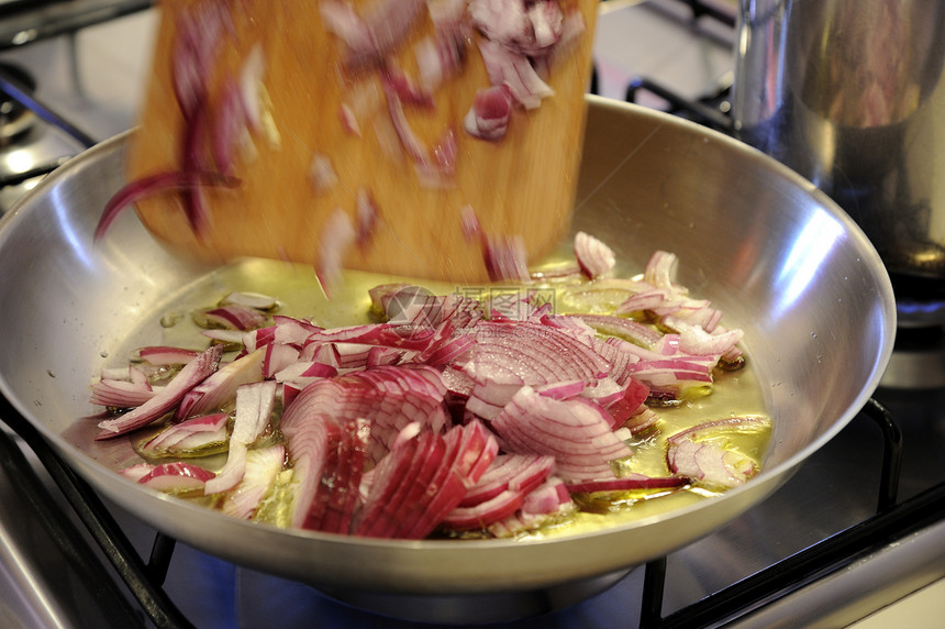 洋葱煎锅油炸烹饪高角度平底锅铁板高视角蔬菜食物图片