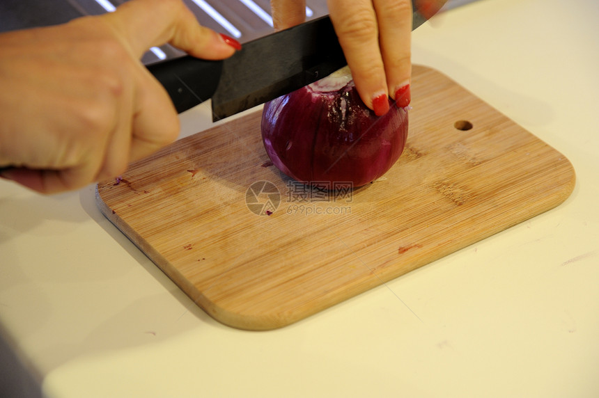 手切洋葱 在砍刀板上手指刀刃厨房白色医疗创伤木板伤口图片