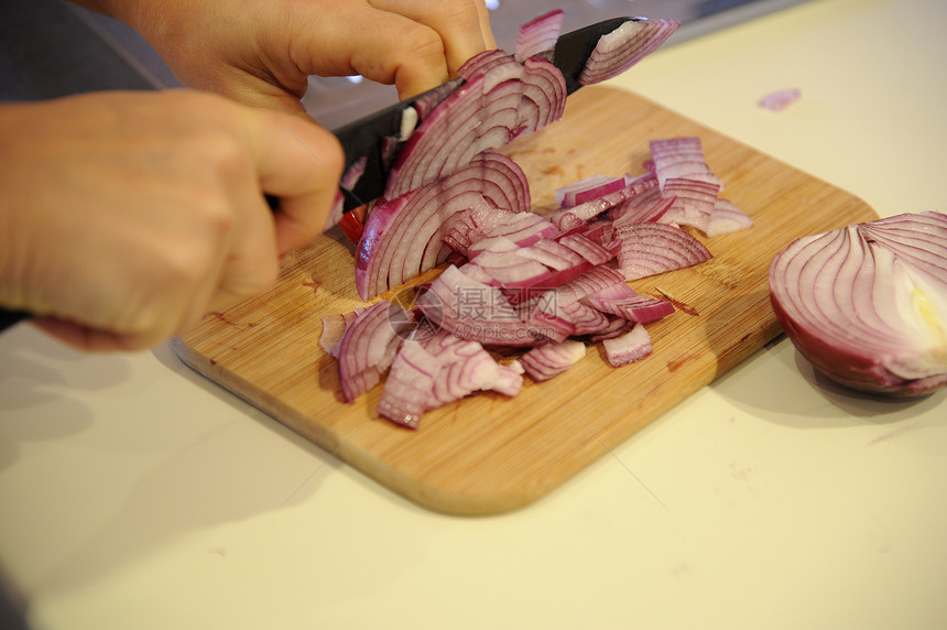 手切洋葱 在砍刀板上手指白色创伤刀刃伤口木板医疗厨房图片