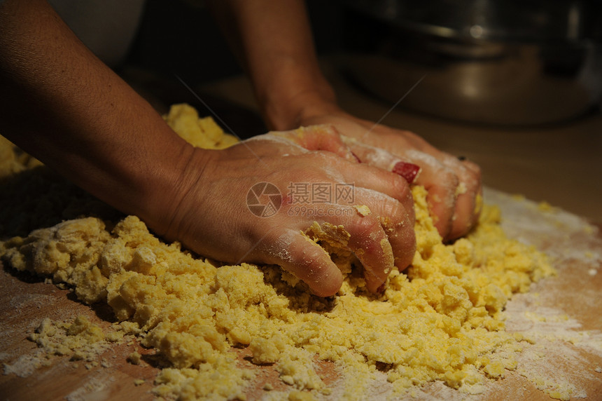 制作意大利面食物黄色美食宏观糕点文化面条节日午餐螺旋图片