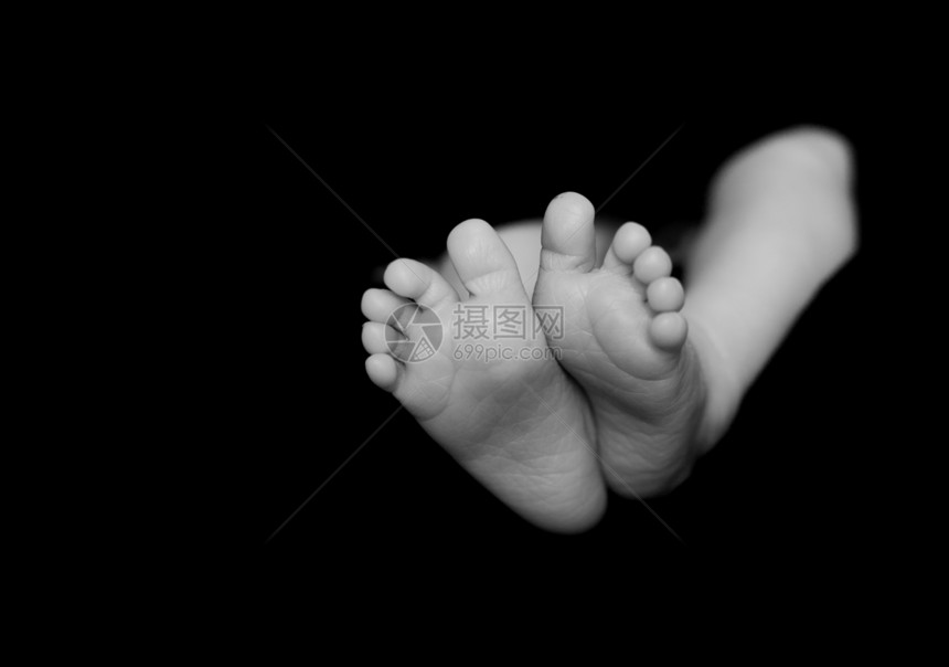 婴儿腿安全按摩父母新生几个月拥抱生活孩子赤脚享受图片
