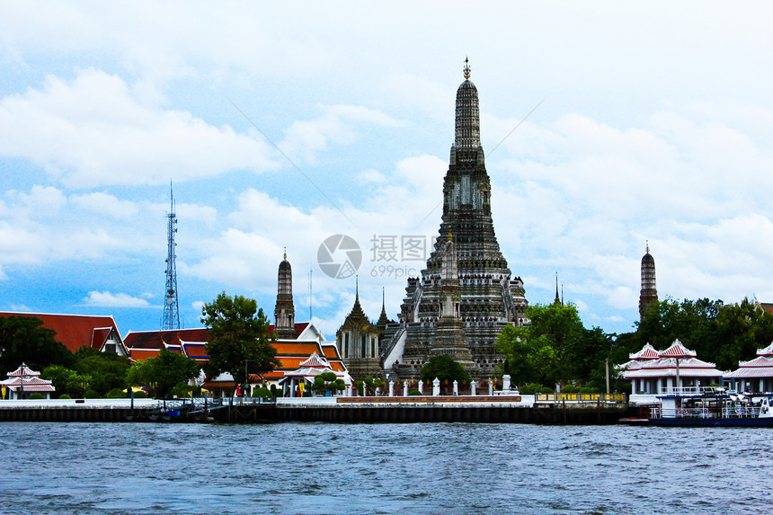 黎明寺 Wat Arun 在邦科的Chao Phraya河上天空寺庙佛教徒宗教地标旅游旅行建筑精神佛塔图片