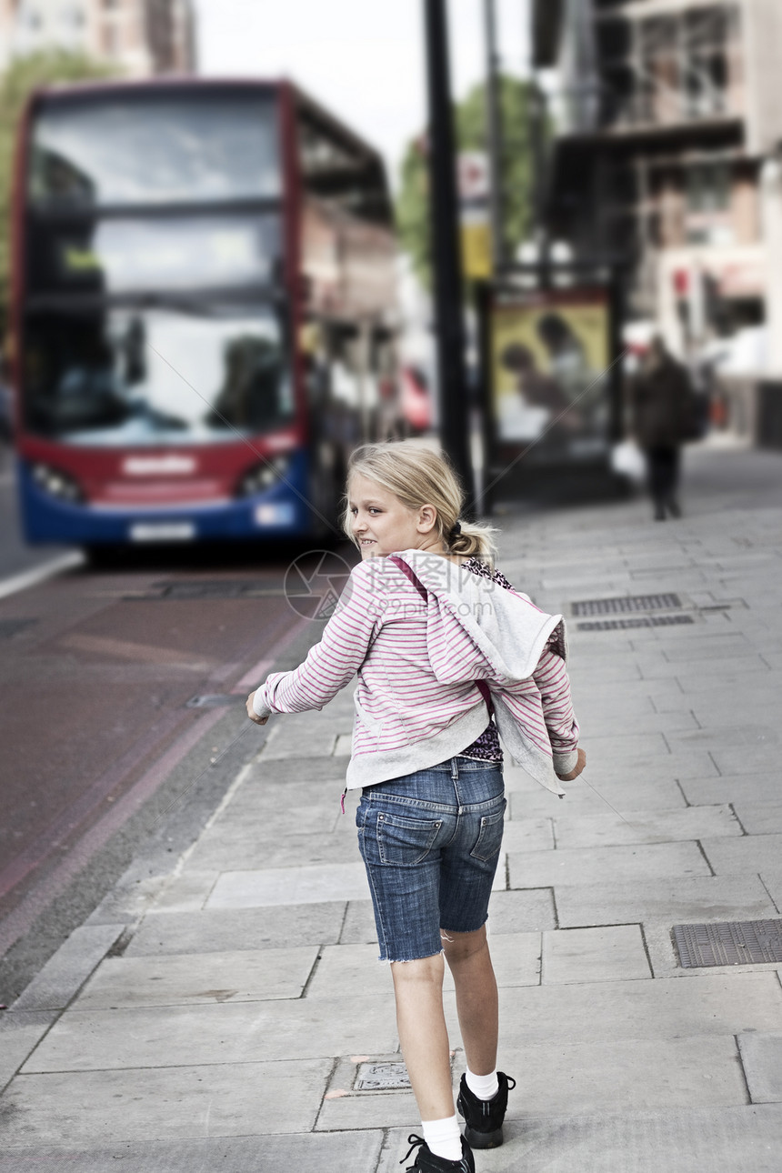 街头流浪儿童跑步牛仔裤城市青少年金发路面漫游公共汽车运动鞋噪音图片