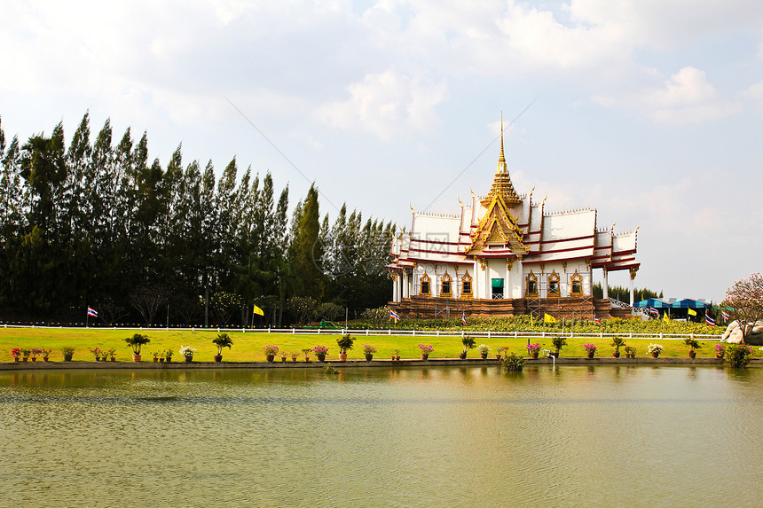 泰国寺庙建筑学宝塔天空兴趣雕像绿色植物蓝色金子祷告旅行图片