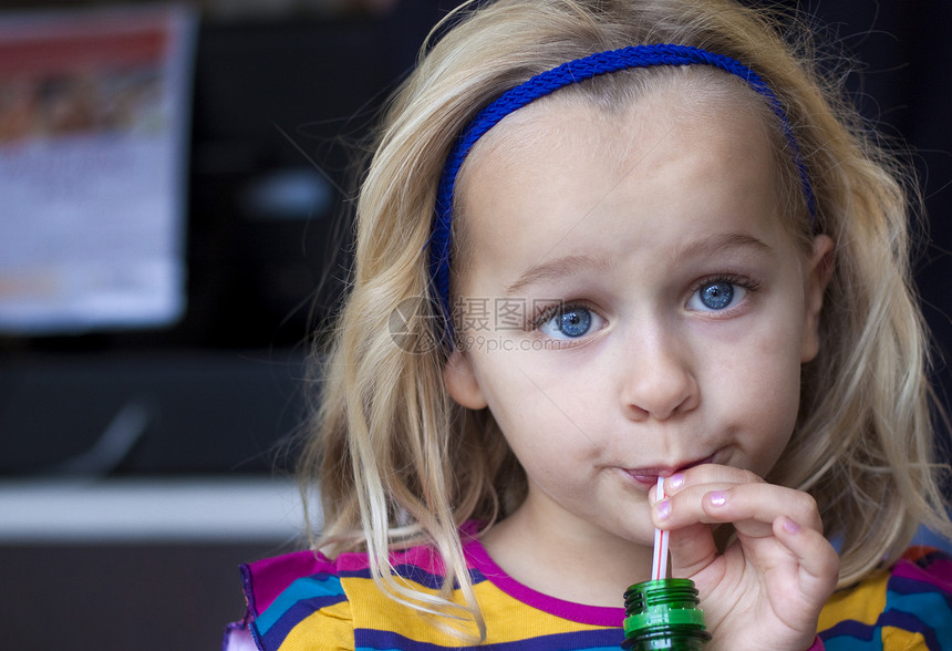 女孩用稻草喝酒果汁头发享受金发眼睛孩子童年乐趣汽水小吃图片