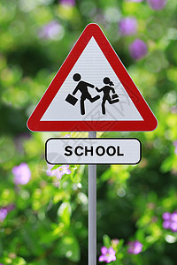 学校区小学生警告标志安全白色绿色指示牌女学生孩子们减速背景图片