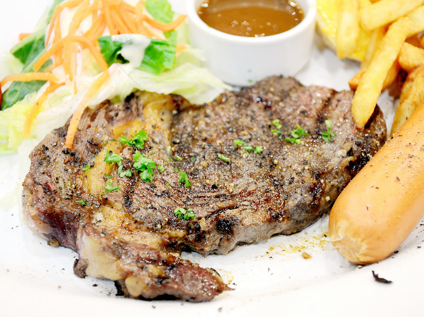 带黑胡椒的羊肉牛排盘子蔬菜餐厅羊肉香肠牛扒胡椒食物午餐早餐图片