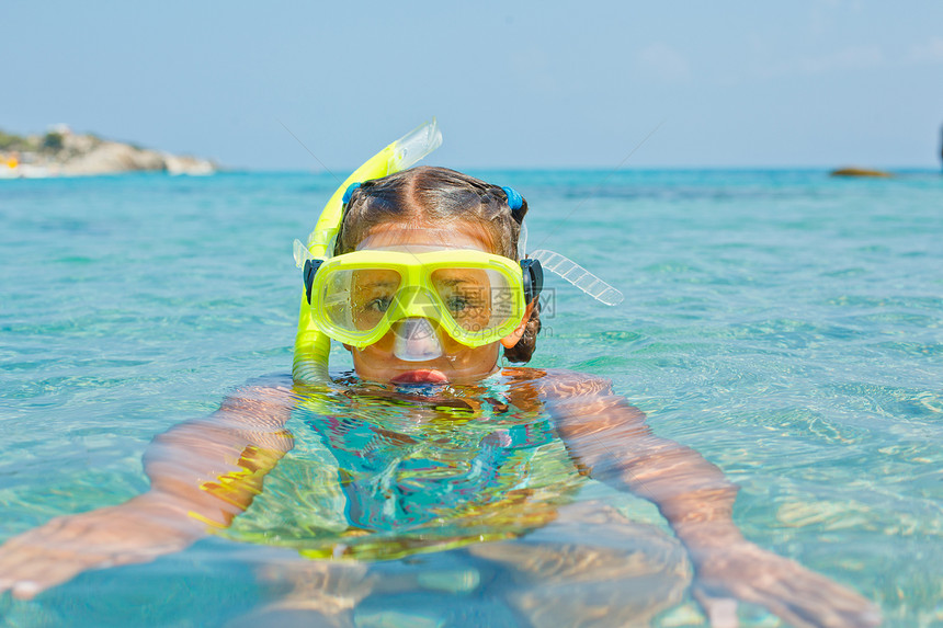 戴潜水面具的女孩潜水员乐趣运动孩子海岸微笑蓝色海洋孩子们活动图片