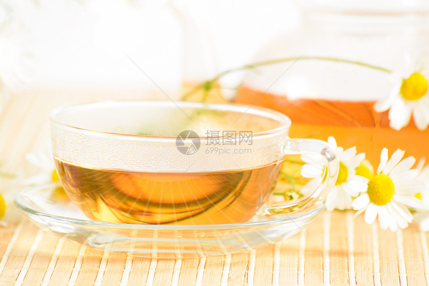 茶杯加香草甘菊茶饮料早餐疗法草本植物药品叶子照片雏菊温泉礼物图片