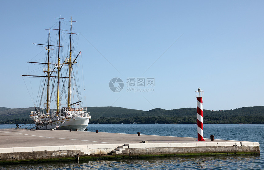 码头的帆船船尾甲板旅游桅杆旅行海岸支撑港口天空白色图片