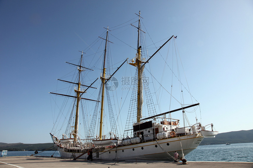码头的帆船海岸港口船尾白色旅游甲板旅行蓝色天空院子图片