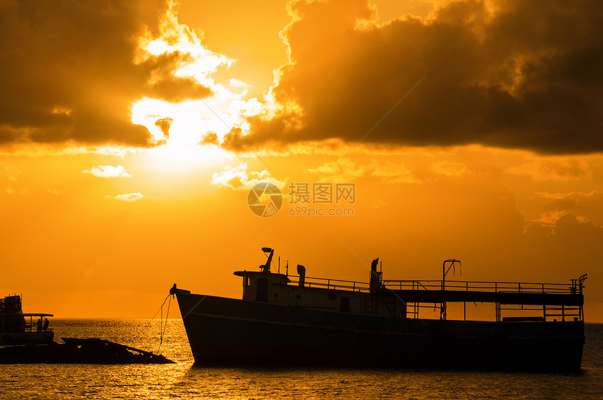 加勒比海上空的日出海景码头游客天空血管航海日落旅行海岸海浪图片