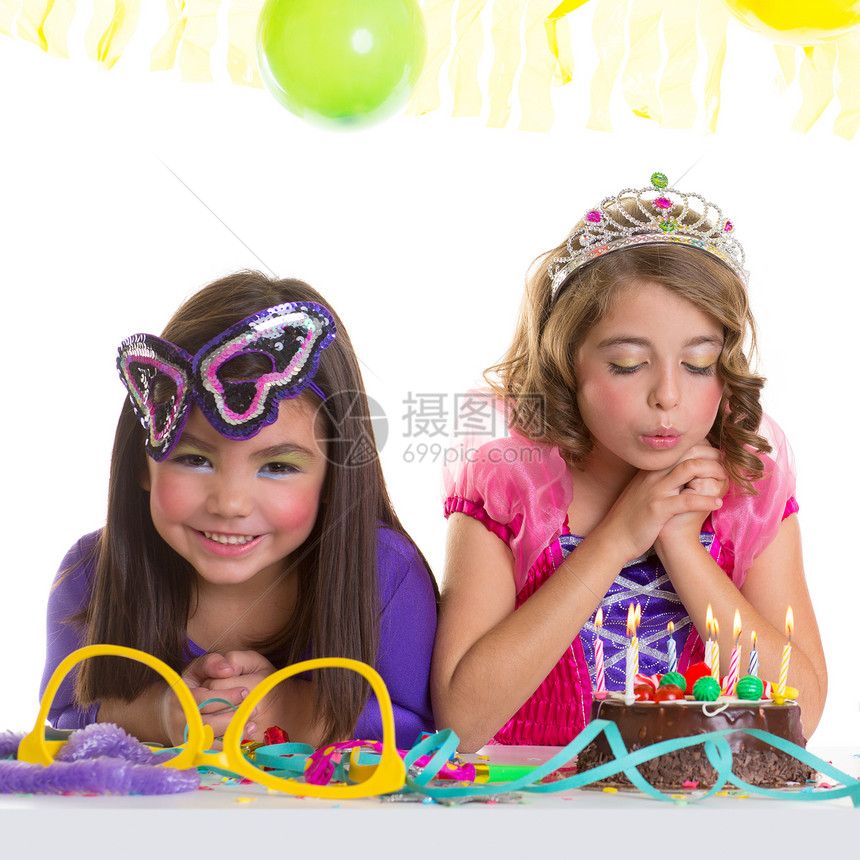 儿童快乐的女童吹生日派对蛋糕会朋友们孩子幸福戏服裙子享受糕点生日孩子们乐趣图片