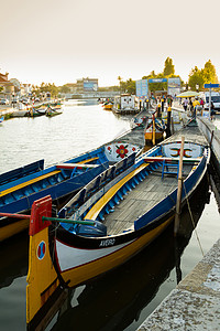 在阿韦罗市运河 港口的莫利西罗传统船只高清图片