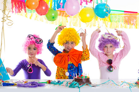 小丑生日孩子们带着小丑假发的生日派对快乐庆典童年蛋糕糖果生日蜡烛裙子朋友们太阳镜手势背景