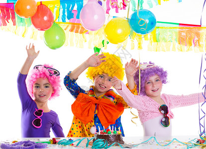 女孩小丑孩子们带着小丑假发的生日派对快乐孩子女孩花环享受生日蜡烛纸屑童年庆典太阳镜背景