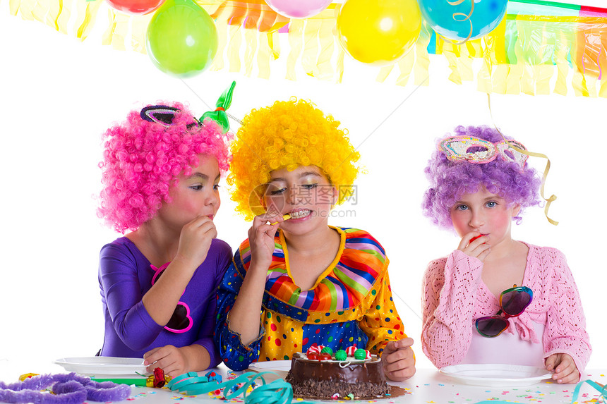孩子们生日派对快乐 吃巧克力蛋糕的小孩生日小丑裙子假发女孩糕点手势巧克力戏服朋友们图片