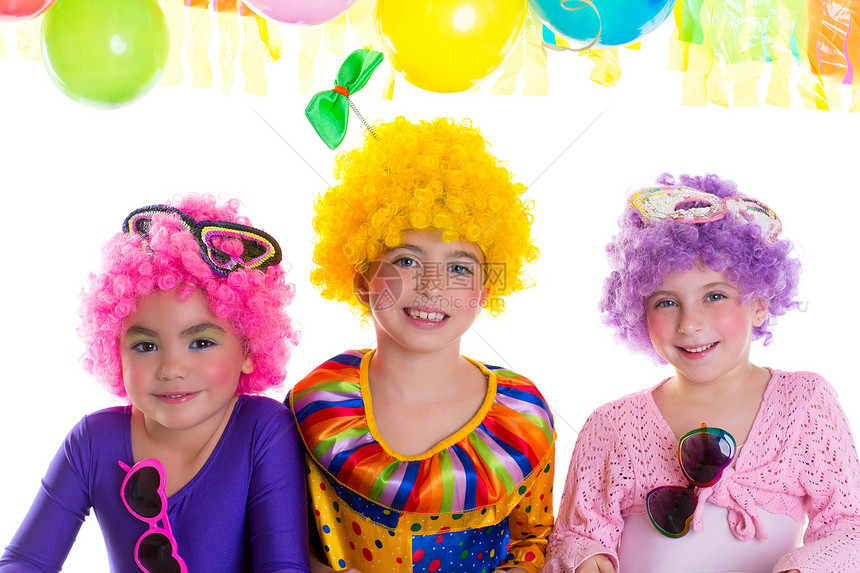 孩子们带着小丑假发的生日派对快乐庆典乐趣紫色派对女孩童年戏服太阳镜生日孩子图片
