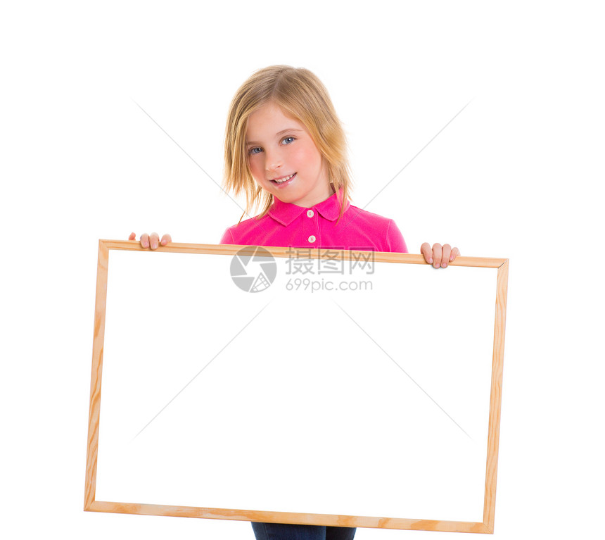 拥有空白黑板复制空间的女童快乐女孩孩子们卡片眼睛金发海报童年广告牌标语展示女性图片