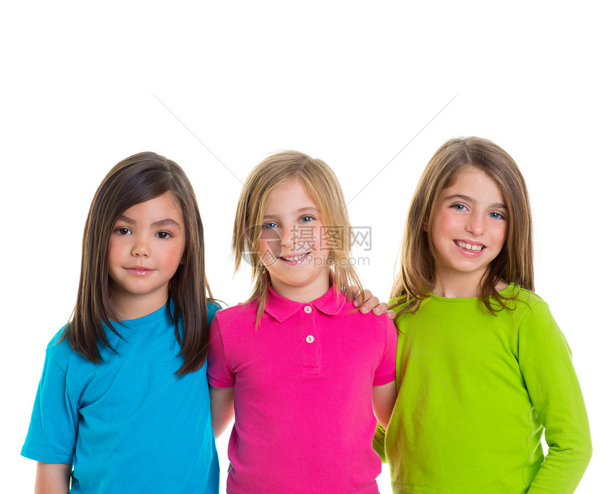 儿童快乐女孩群体一起笑着笑在一起金发微笑享受眼睛团体拥抱孩子孩子们学校美丽图片