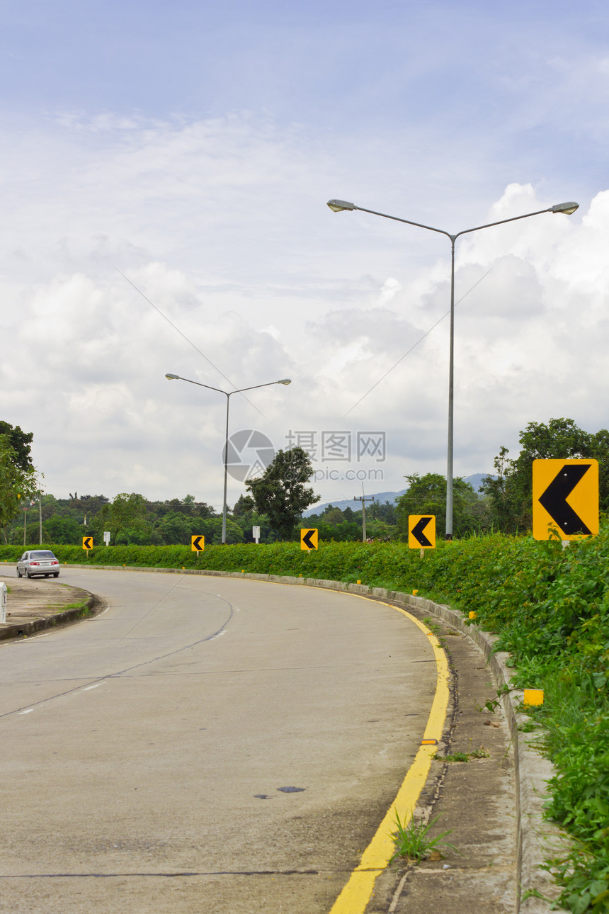 路标标志信号衬套指导菱形小路横幅树林交通曲线弯曲图片