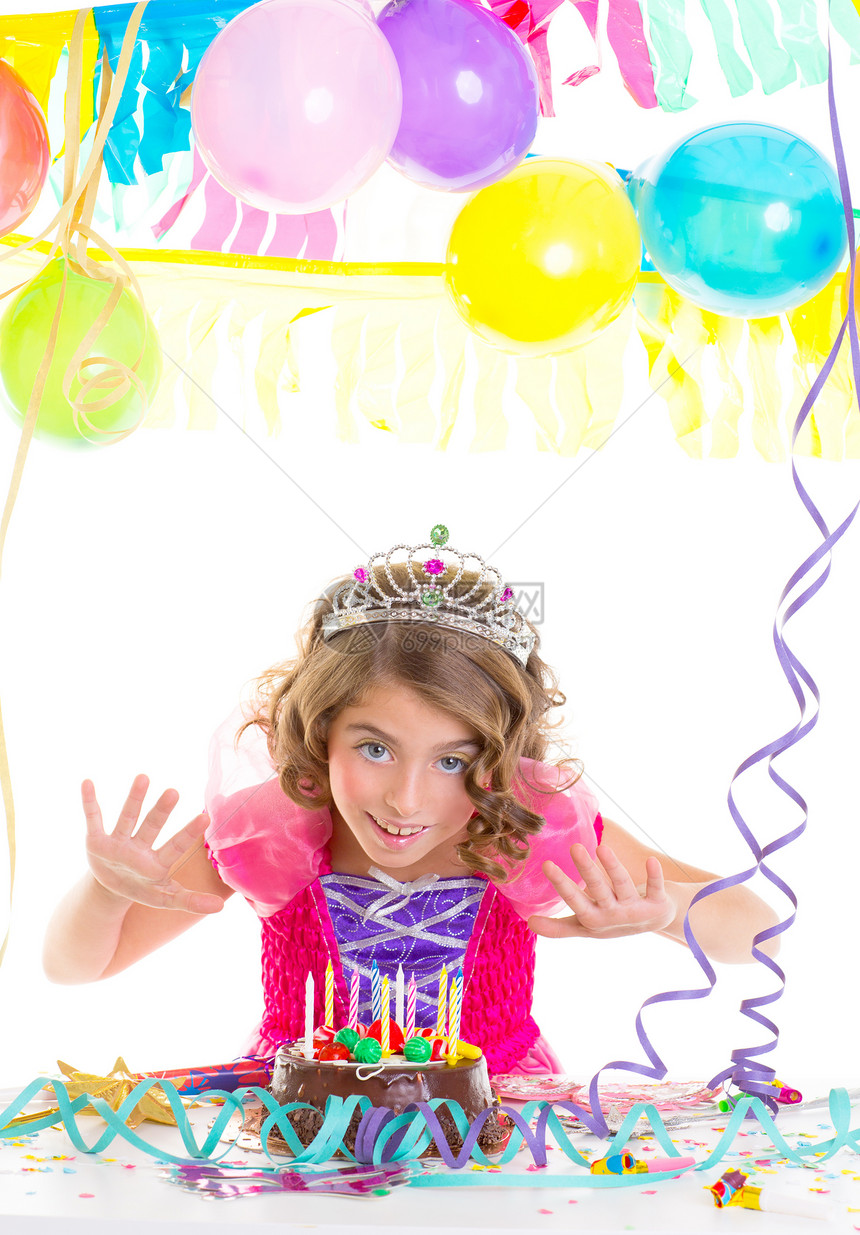 生日派对上的孩子孩子的王冠公主幸福女孩蜡烛气球巧克力庆典快乐糕点享受蛋糕图片