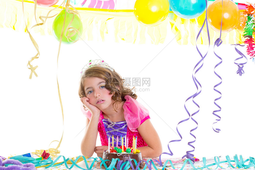 生日派对上的孩子孩子的王冠公主思维女孩纸屑蜡烛裙子蛋糕巧克力庆典花环金发图片