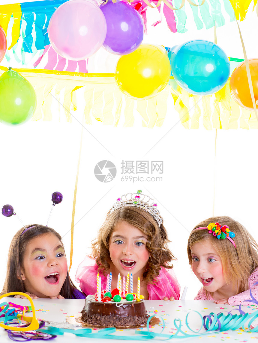 孩子们 孩子的小女孩生日派对 看起来很兴奋的巧克力蛋糕糖果手势庆典糕点团体微笑公主朋友们惊喜享受图片