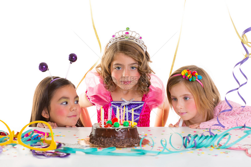 孩子们 孩子的小女孩生日派对 看起来很兴奋的巧克力蛋糕裙子蜡烛花环童年惊喜纸屑微笑女孩糕点朋友们图片