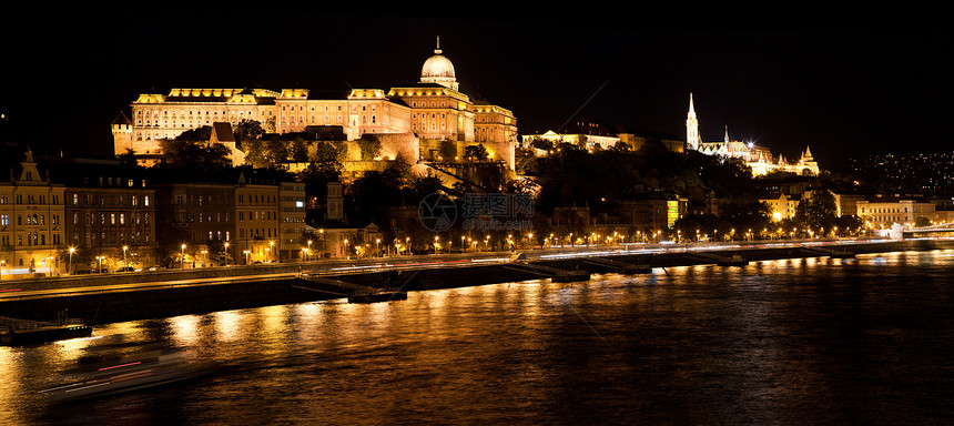 匈牙利布达佩斯多瑙河边的Buda Castle图片