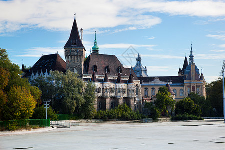 沃伊达奇尼亚德匈牙利布达佩斯Vajdahunyad城堡建筑学旅行蓝色游客首都城市旅游地标建筑石头背景