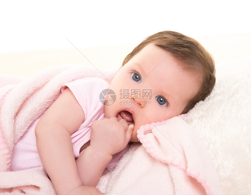 带有牙痛 粉红和白皮的女婴家庭女儿说谎女性蓝色手势皮肤毯子女孩孩子图片