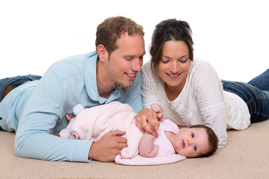 婴儿母亲和父亲幸福的家庭躺在地毯上妻子男人说谎丈夫微笑童年享受后代孩子父母图片