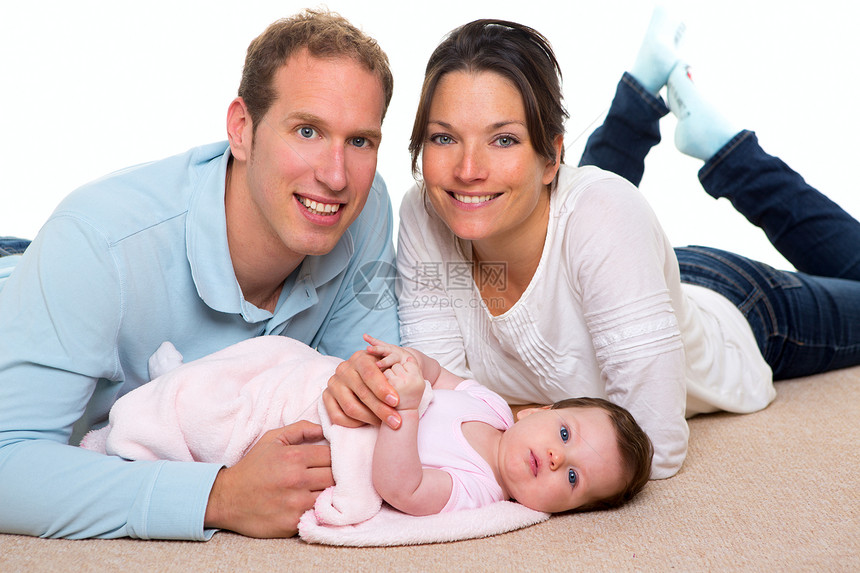 婴儿母亲和父亲幸福的家庭躺在地毯上享受微笑母性丈夫父母男人孩子女士妻子帮手图片