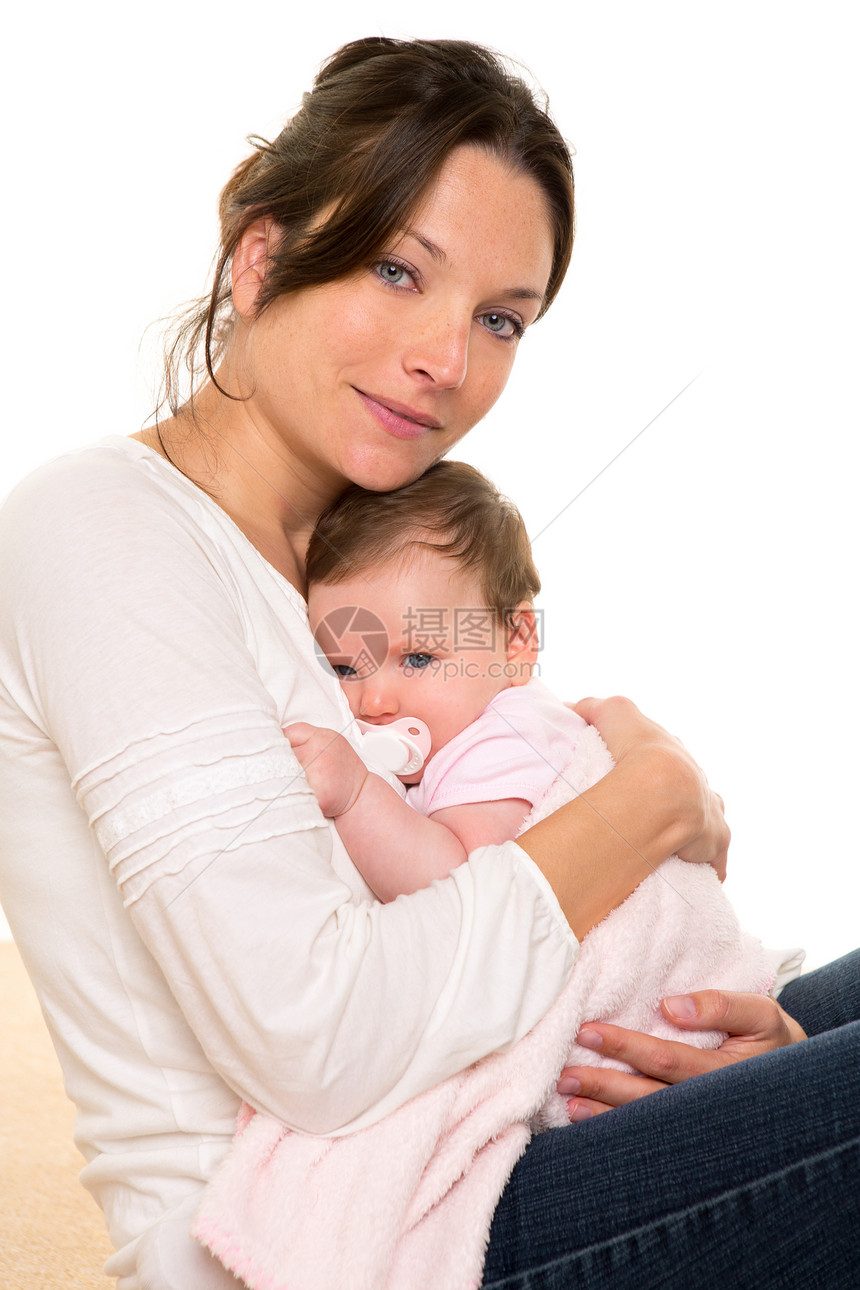 婴儿女婴在母亲的怀抱中用奶嘴拥抱来放松父母女性女士孩子后代家庭快乐母性房子棉被图片