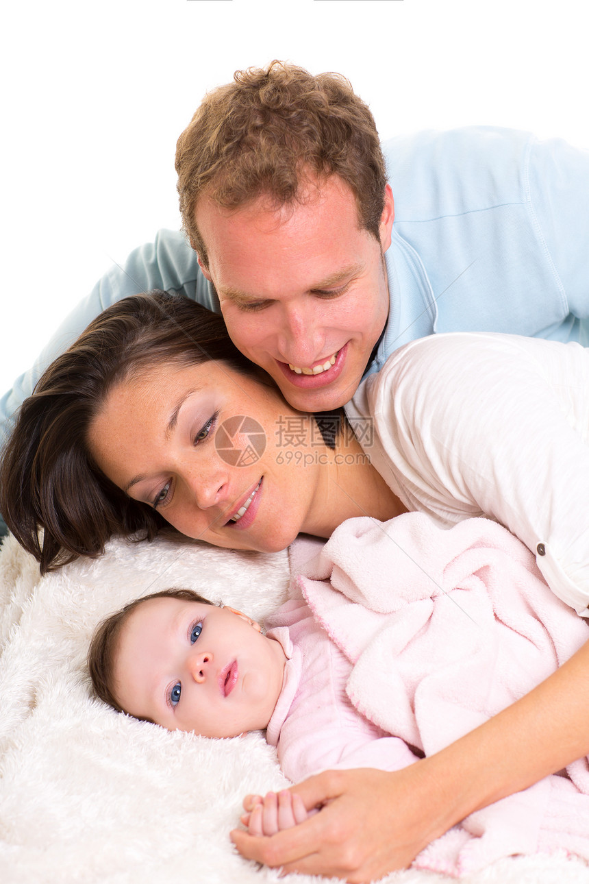 母亲和父亲幸福的婴儿女孩 母亲和父亲家庭在一起躺着婴儿享受女孩父母女性拥抱后代童年妻子母性图片