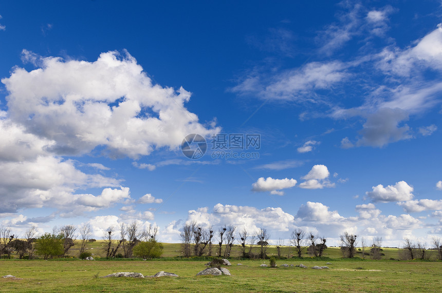 Aleentejo 地貌景观岩石石头戏剧性牧场农场草原蓝色土地农村场地图片