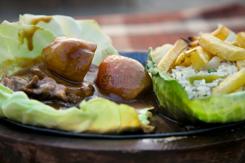 油炸起 土豆加蔬菜和鱼食物海鲜动物桌布海洋嘶嘶课程桌子木头烹饪图片