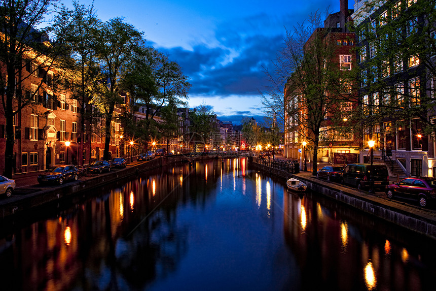 夜间阿姆斯特丹频道反射地标首都地平线建筑学水景街道景观建筑日落图片