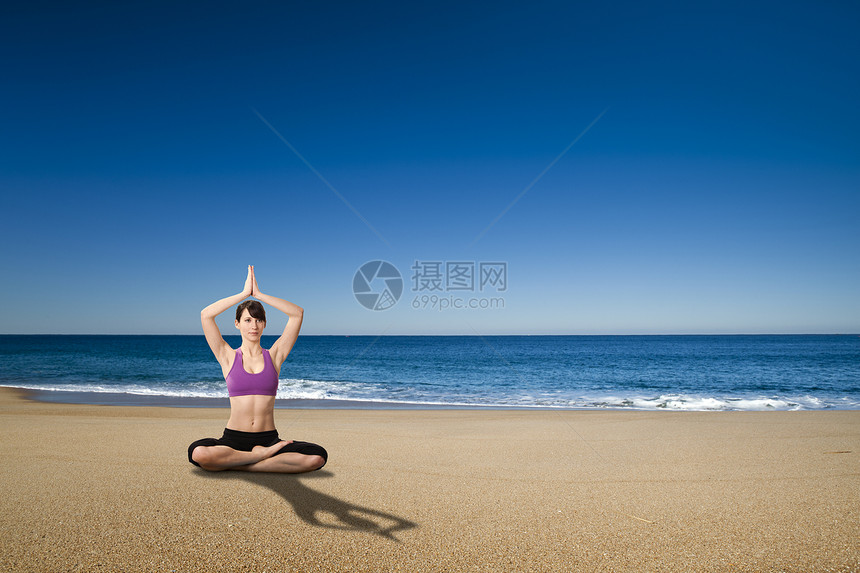 在海边的瑜伽灵活性海滩体操重量女性训练福利微笑健身房女孩图片