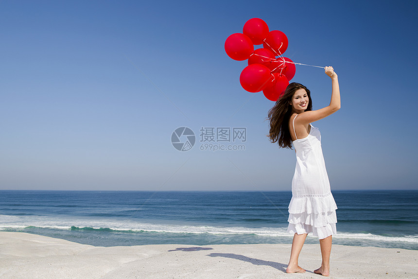 带着红色芭蕾舞的漂亮女孩气球青年快乐乐趣自由女性假期微笑飞行晴天图片
