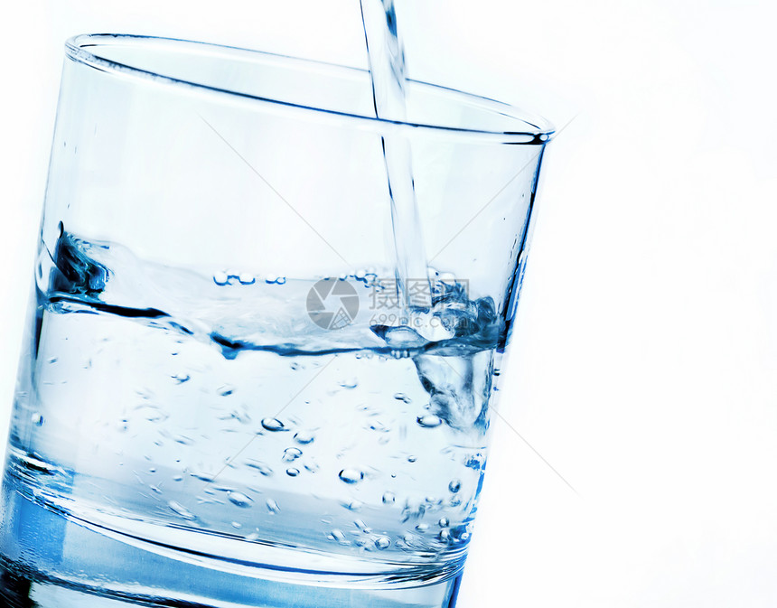 以沸水的玻璃杯盟誓液体流动口渴矿物气泡生态饮料反射运动波纹图片