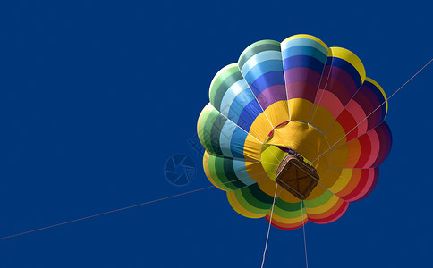 彩色条纹气球热空气气气球天空航班绳索黄色自由运动飞艇条纹蓝色观光背景