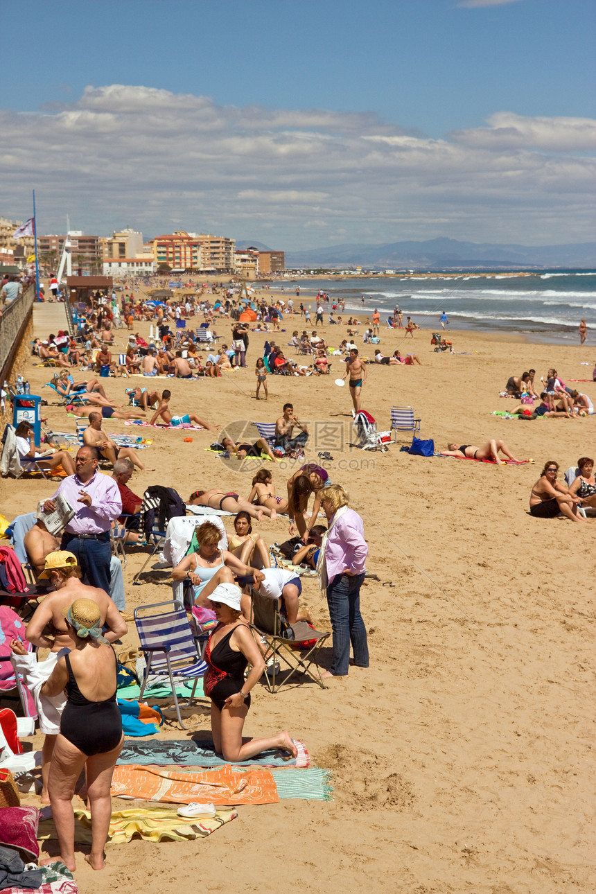 在沙滩上洗澡人群地平线旅游假期毛巾日光浴泳装拥挤说谎海洋图片