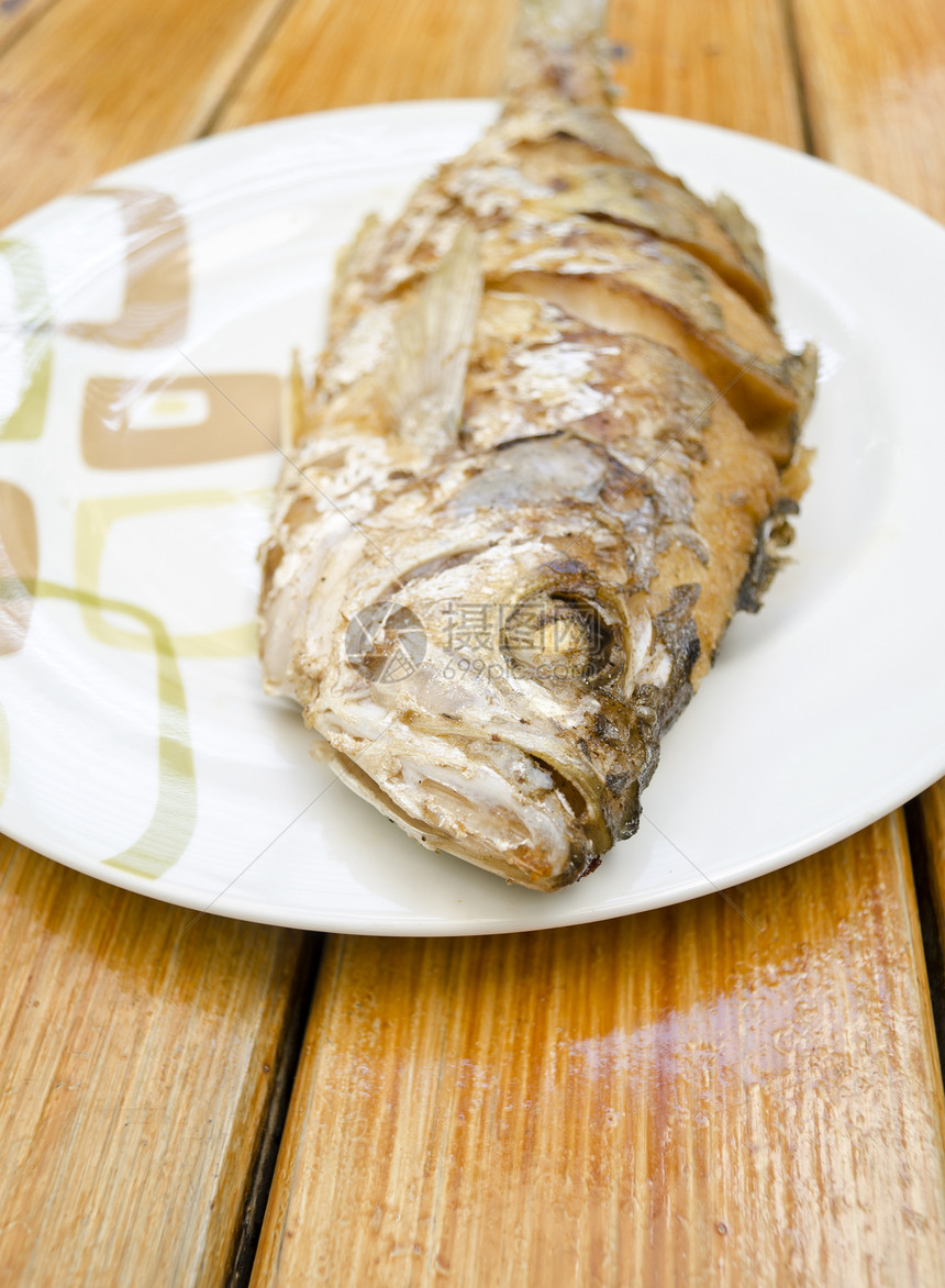 白盘上的炸鱼沙拉午餐营养用餐木头油炸海鲜食物烹饪小吃图片