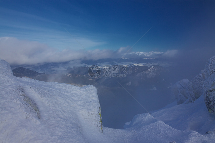 山中冬季旅行爬坡滑雪薄雾远足晴天笨蛋蓝色全景季节图片