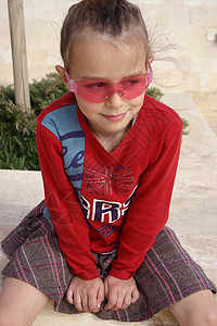 8岁女孩 戴着小太阳眼镜背景图片
